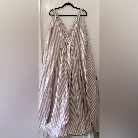 Aakaa Tan and Brown Pleated Maxi Sundress - Picture 10 of 12